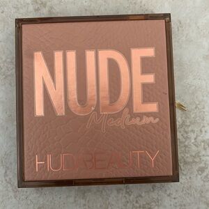 NWOB Huda Beauty Medium Nude Palette